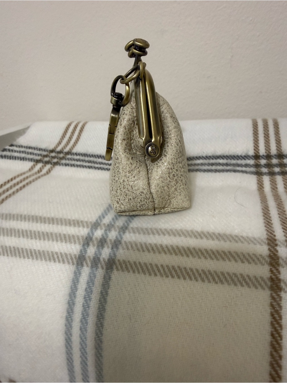 HOBO Run Frame Pouch with Ivory Metallic Finish (Retired Color) Rare - Picture 4 of 10